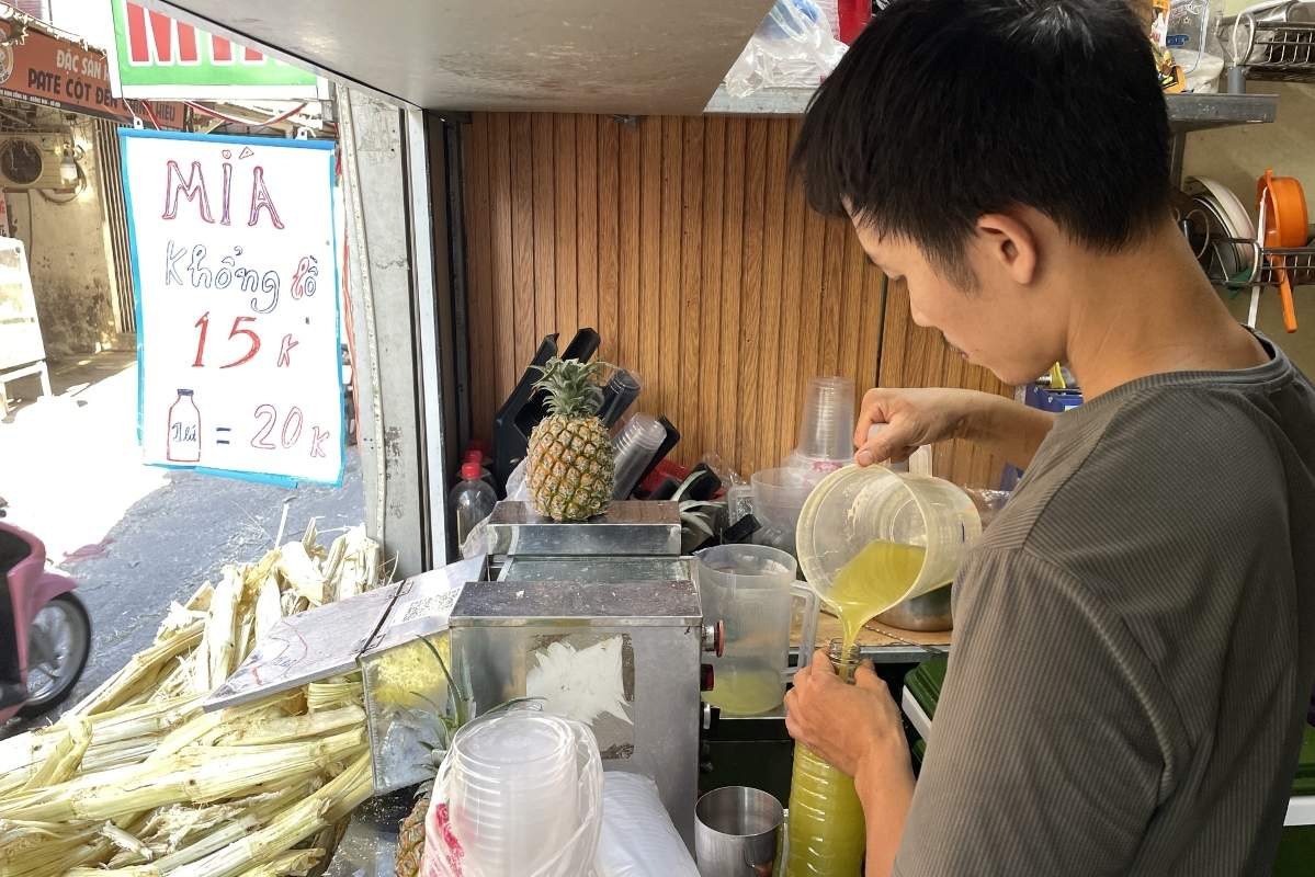Thời tiết oi bức là lúc những quán nước giải khát như anh Phạm Văn Hổ “bội thu“. Ảnh: Thanh Bình