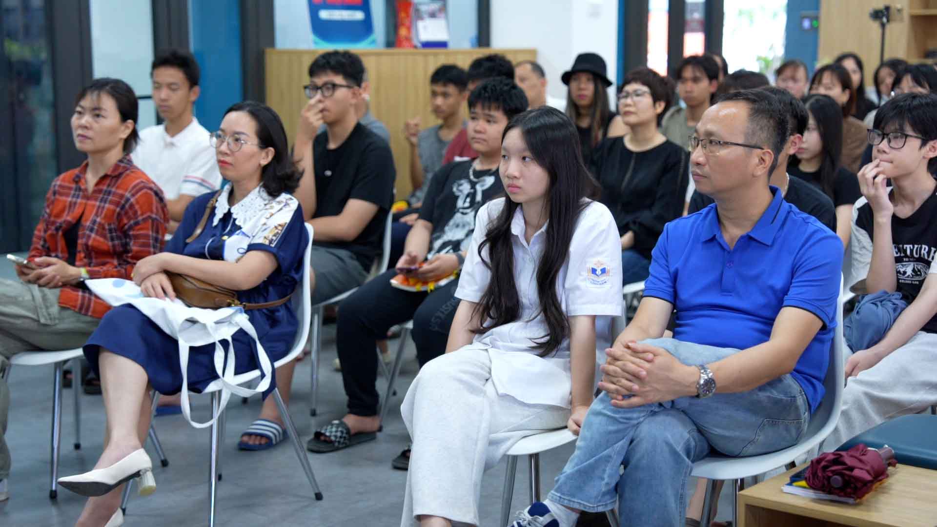 Not putting emphasis on grades, parents accompany their children before the 10th grade entrance exam