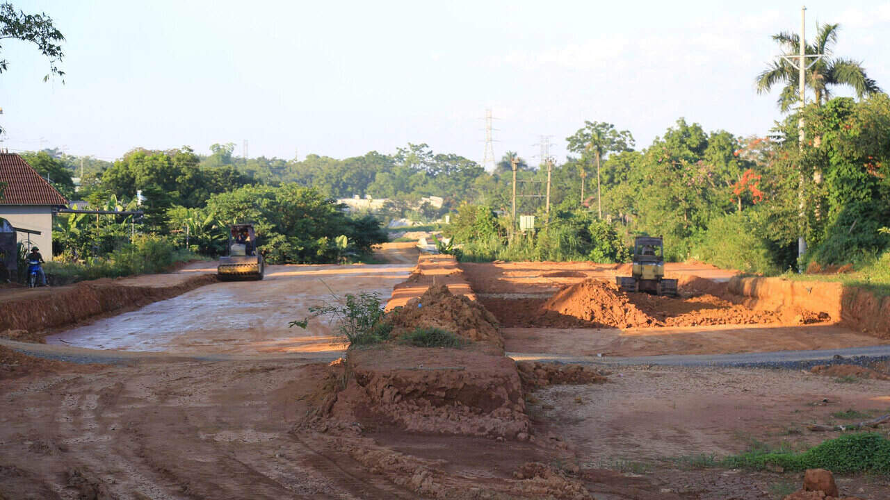 Máy móc đang thi công tại dự án. Ảnh: Minh Chuyên