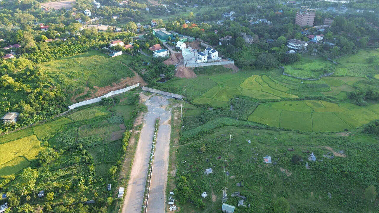 Tuyến đường thi công cầm chừng do thiếu mặt bằng. Ảnh: Minh Chuyên
