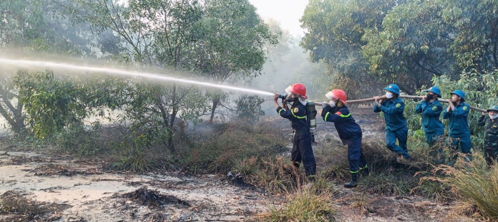 Hundreds of people were mobilized to coordinate with functional forces to try to control the coastal protection forest fire in Ninh Chau commune. Photo: Thanh Trung