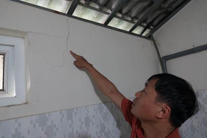 Nhà của người dân xã Sơn Kim 1 bị nứt do thi công Dự án Cải tạo, nâng cấp Quốc lộ 8A. Ảnh: Trần Tuấn
