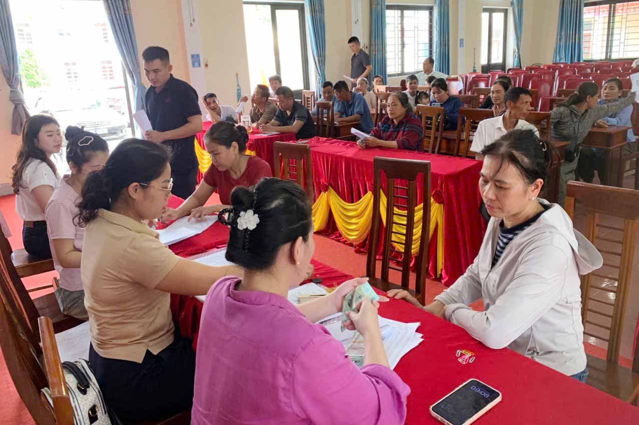 The investor has completed the payment of compensation to people in Son Kim 1 commune whose houses are cracked due to the construction of the National Highway 8A renovation and upgrade project. Photo: Hoang Anh