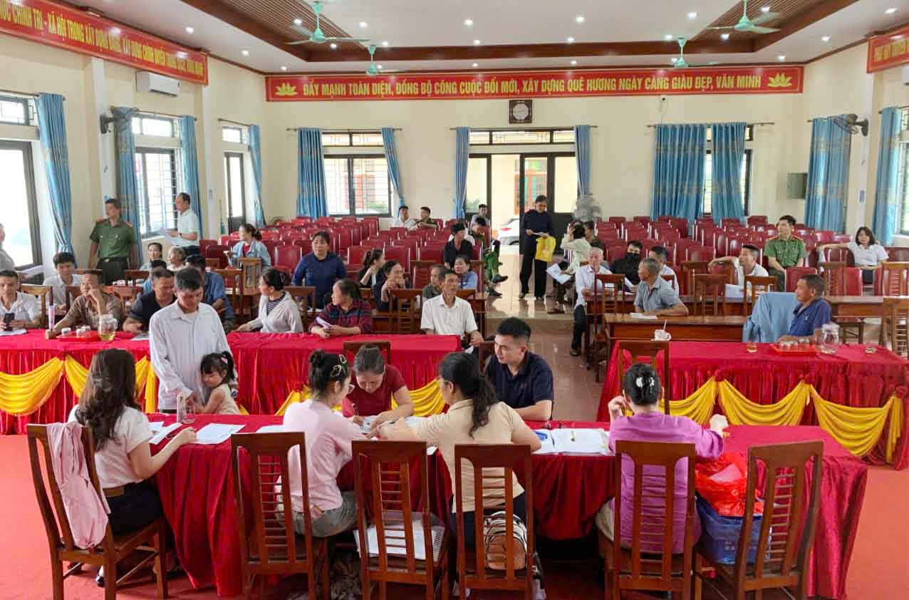 Người dân đến nhận tiền bồi thường. Ảnh: Hoàng Anh
