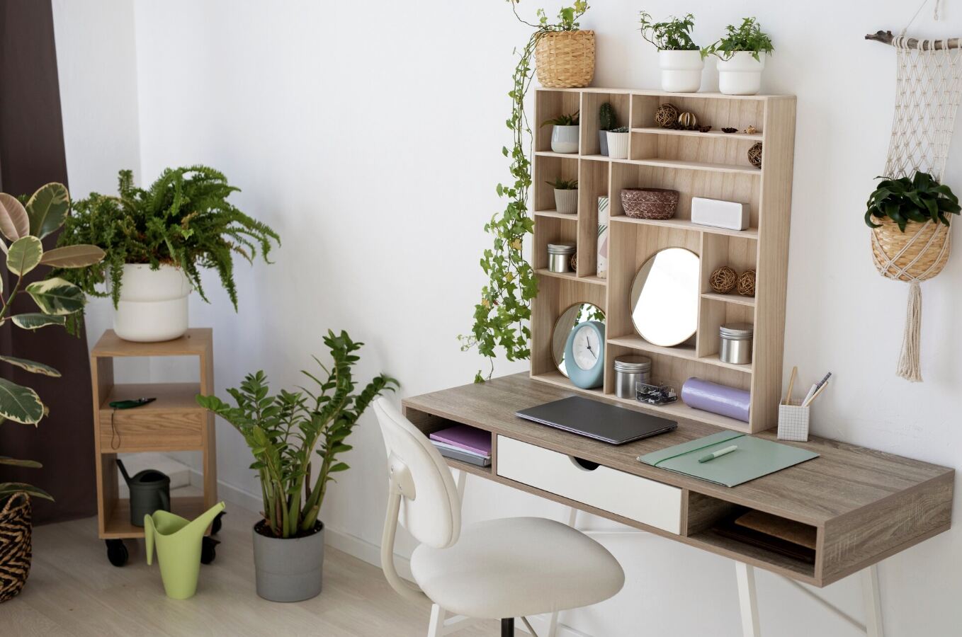 Without spending a lot of money, you can still improve your workspace at home. Photo: Thuy Duong