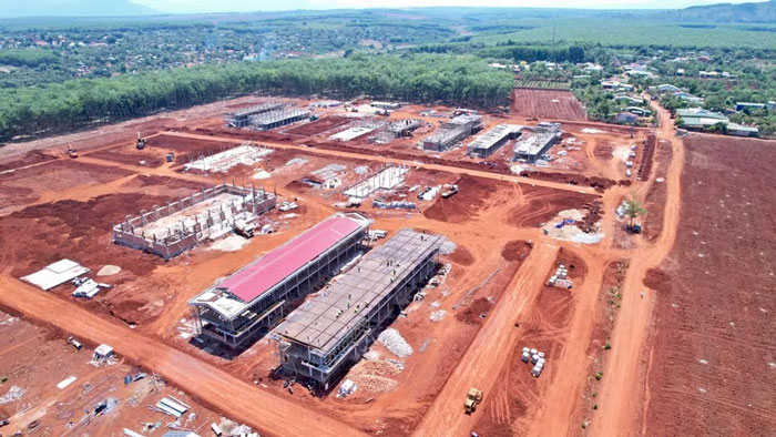 School construction projects in border areas are thirsty for labor to accelerate progress on time. Photo: Ha Duy
