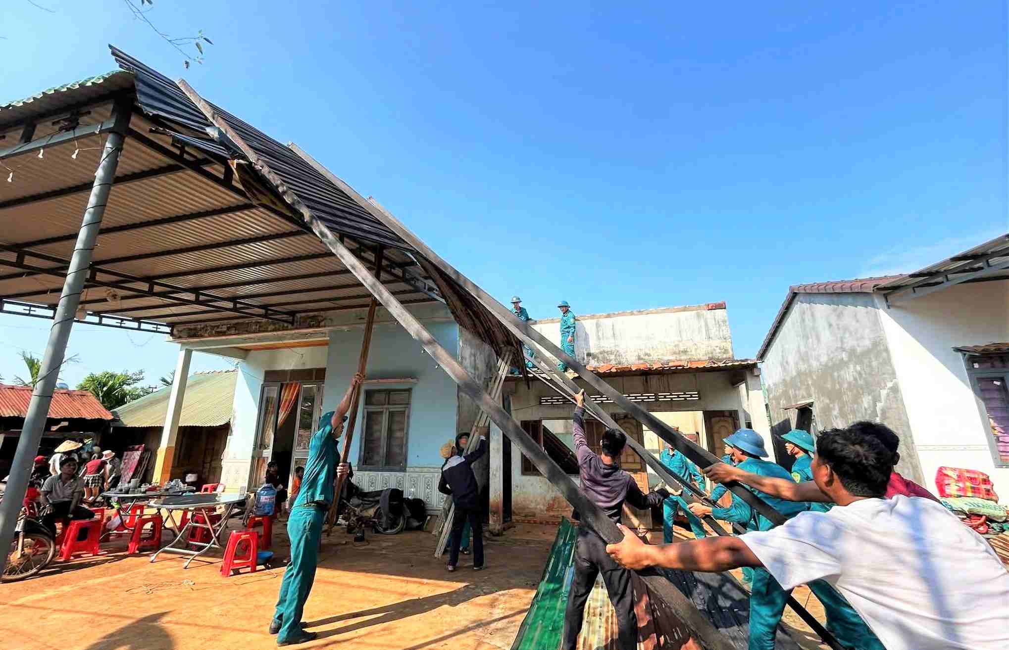 Houses in Nam Nung commune had their roofs blown off by tornadoes. Photo: Phuc Khanh