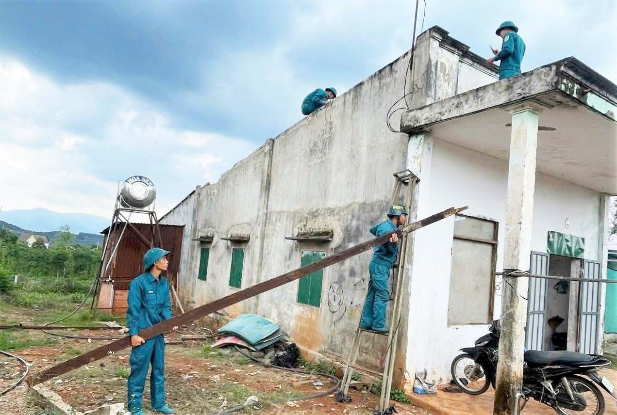 Lốc xoáy làm tốc mái nhà dân ở Lâm Đồng. Ảnh: Phúc Khánh 