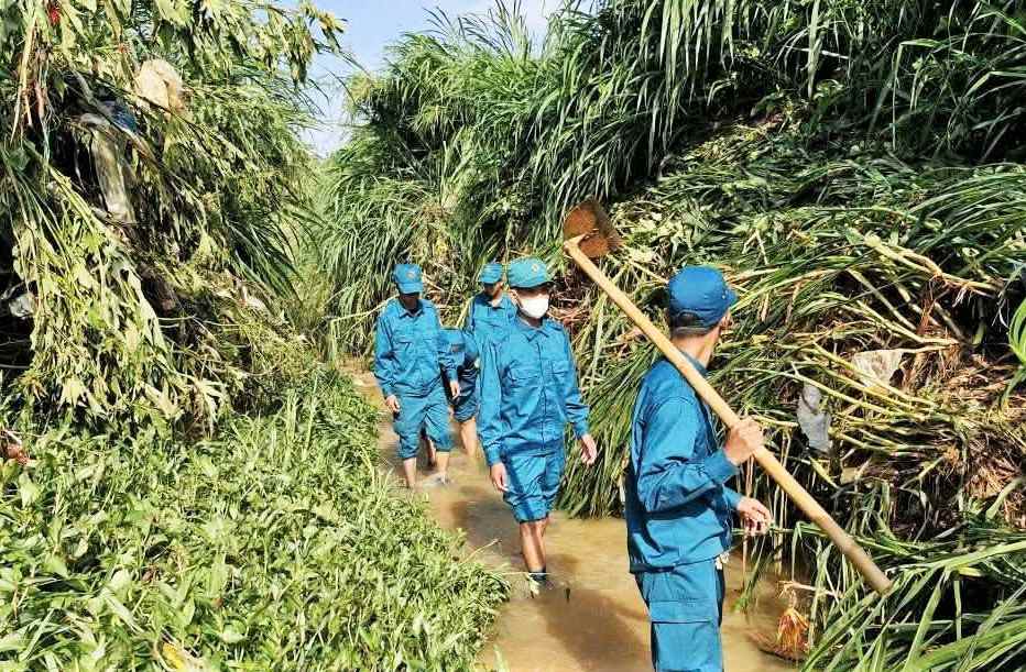 Các lực lượng tìm kiếm người mất tích do lũ cuốn trôi. Ảnh: Thần Hy 
