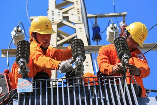Las tarifas minoristas de electricidad según los horarios pico, valle y hora normal se aplican a los clientes que son industrias de producción y negocios. Foto: EVN