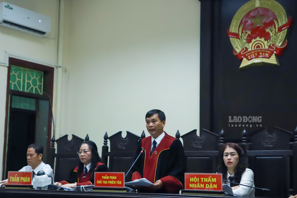 HĐXX tuyên phạt 2 bị cáo trong vụ án cướp ngân hàng. Ảnh: Hoài Phương