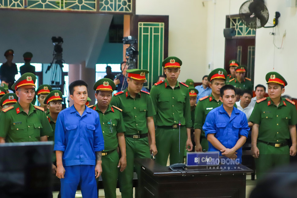 Bị cáo Tài "đen" (trái) và đàn em Lê Văn Ân nghe bản án của tòa. Ảnh: Hoài Phương