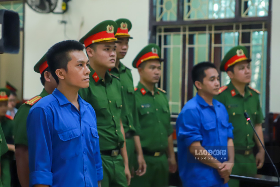 Bị cáo Tài “đen” (trái) và Lê Văn Ân tại phiên tòa. Ảnh: Hoài Phương