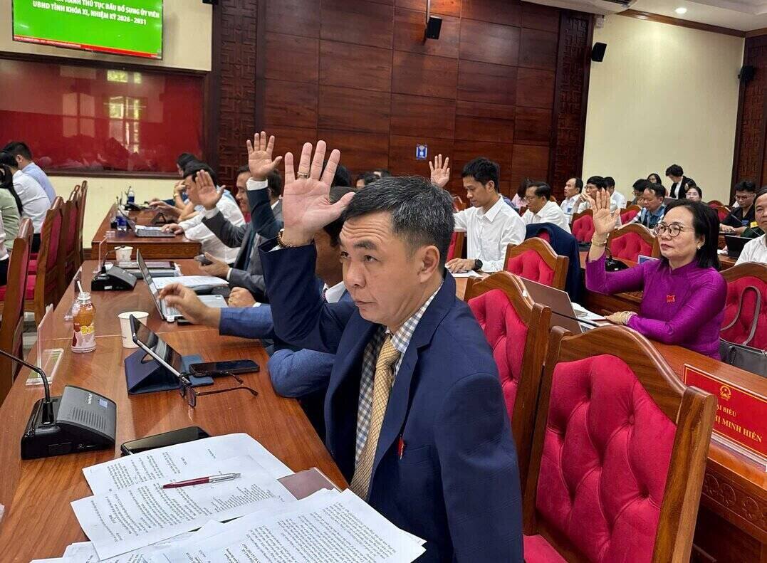 Các đại biểu tiến hành biểu quyết. Ảnh: Bảo Trung