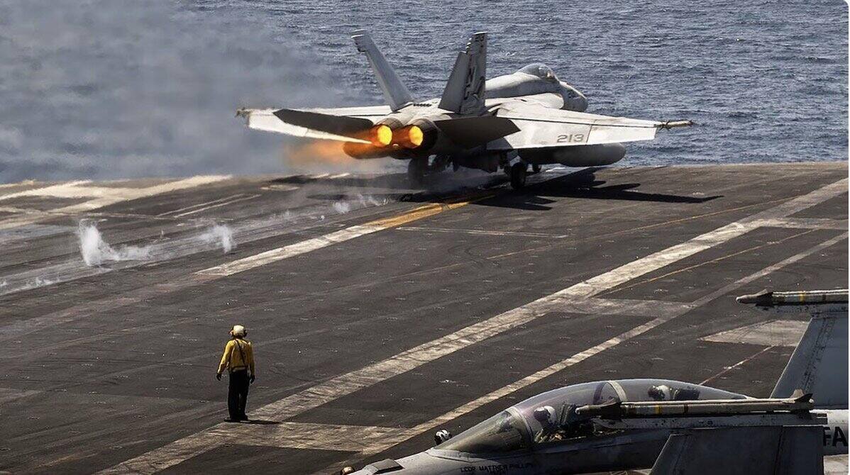 Aviones de combate del ejército estadounidense despegan del portaaviones USS Abraham Lincoln en el Mar de Arabia. Foto: Marina de los EE. UU