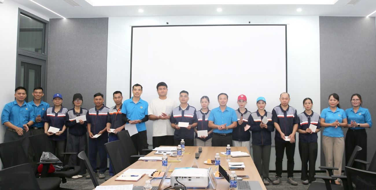 The Nghe An Provincial Labor Federation presented gifts to 10 workers in difficult circumstances. Photo: Nghe An Trade Union