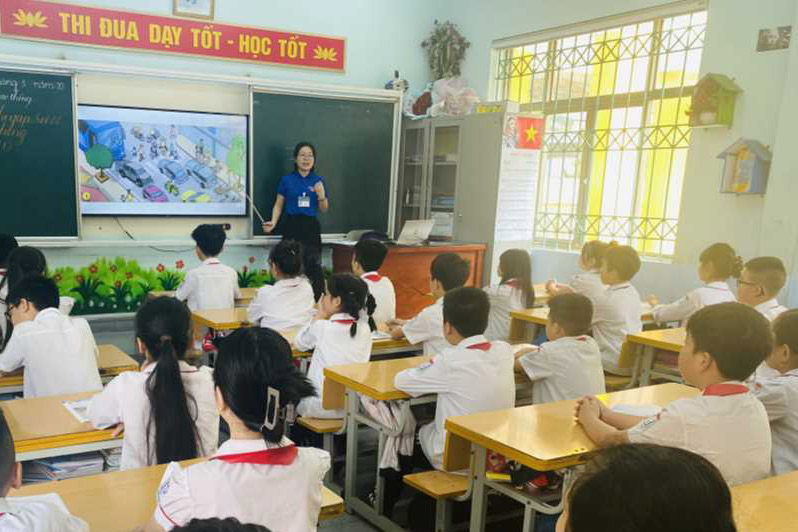 Tiết học ATGT tại Trường Tiểu học Cẩm Thủy (phường Quang Hanh, Quảng Ninh). Ảnh: Cổng TTĐT Quảng Ninh