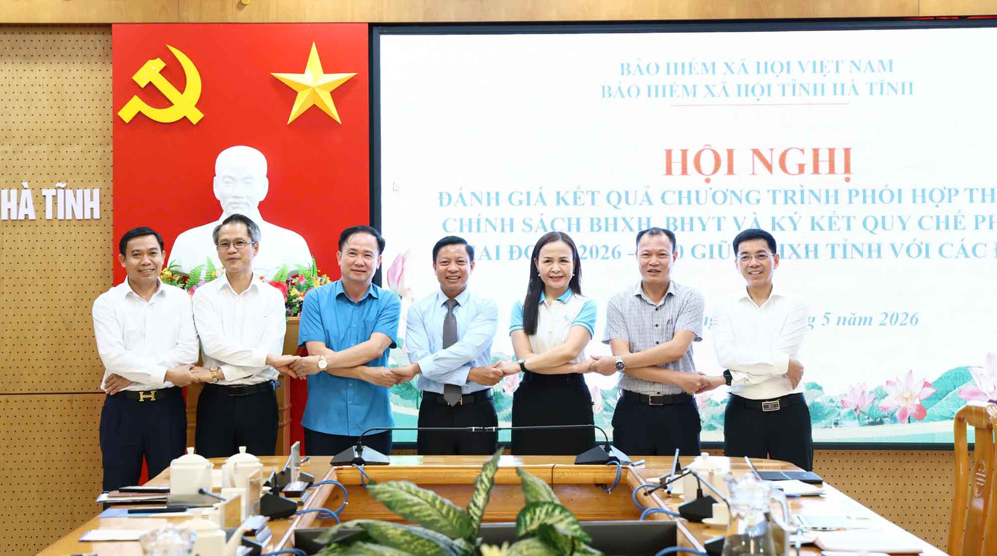 Signing coordination regulations to improve the effectiveness of implementing social insurance and health insurance policies in Ha Tinh. Photo: Phuc Hai