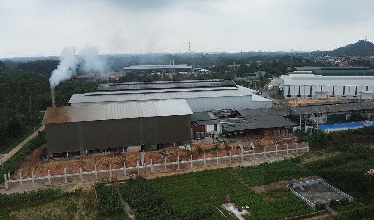 Cơ sở tái chế giấy không phép, đang bị đình chỉ tại xã Phù Ninh, tỉnh Phú Thọ vẫn rầm rộ hoạt động. Ảnh: PV.