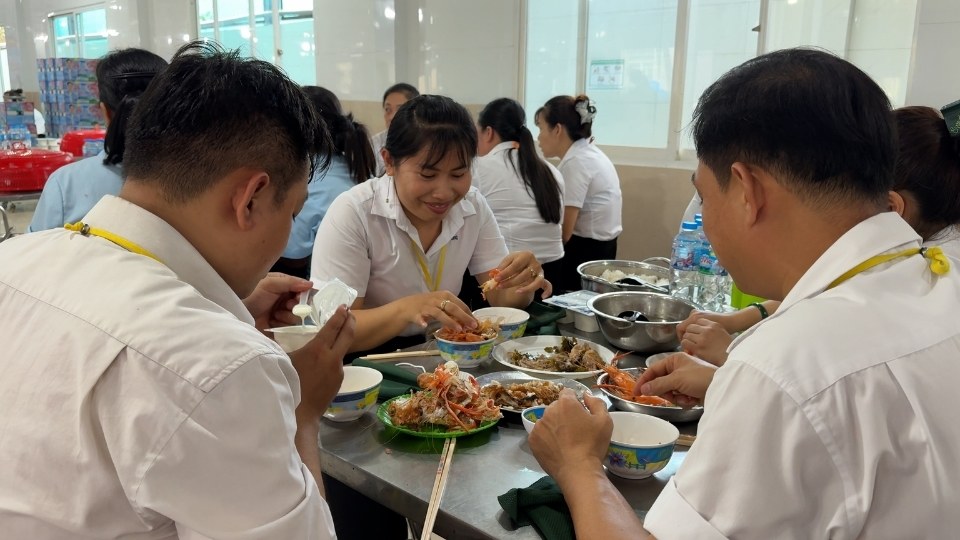 Công nhân thích thú với các món ăn được nâng cao chất lượng trong chương trình “Bữa cơm Công đoàn”. Ảnh: Hoàng Lộc