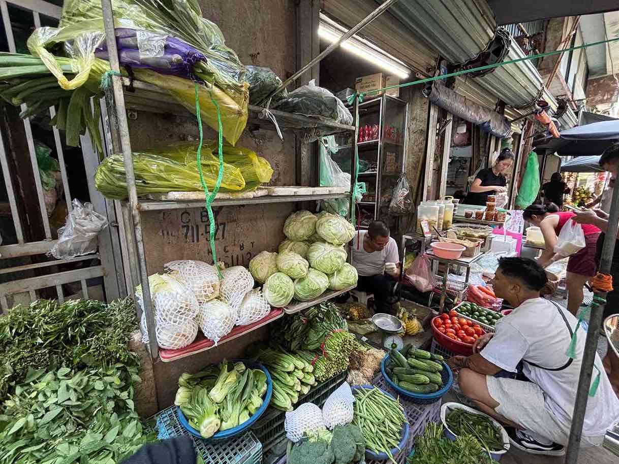 Nắng nóng kéo dài khiến giá rau xanh, thực phẩm tăng nhẹ, nhiều gia đình tại Hà Nội thêm áp lực chi tiêu sinh hoạt hằng ngày. Ảnh: Song Anh