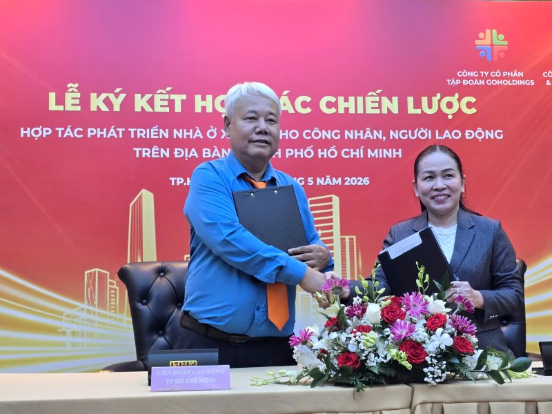 Đại diện LĐLĐ TPHCM (bên trái) đã ký biên bản ghi nhớ hợp tác phát triển nhà ở cho công nhân, người lao động trên địa bàn TPHCM với Công ty TNHH San lấp và xây dựng Lê Nguyễn. Ảnh: Nam Dương