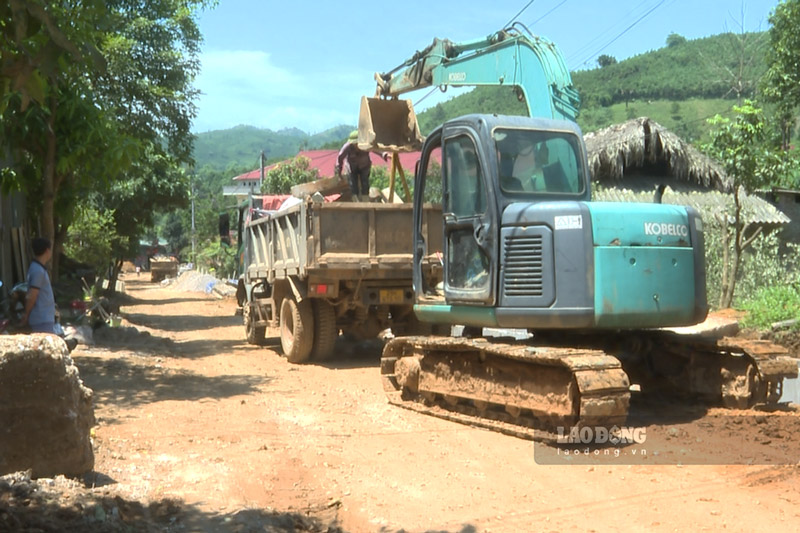 Tỉnh lộ 160 vẫn dang dở sau nhiều năm thi công. Ảnh: Đinh Đại