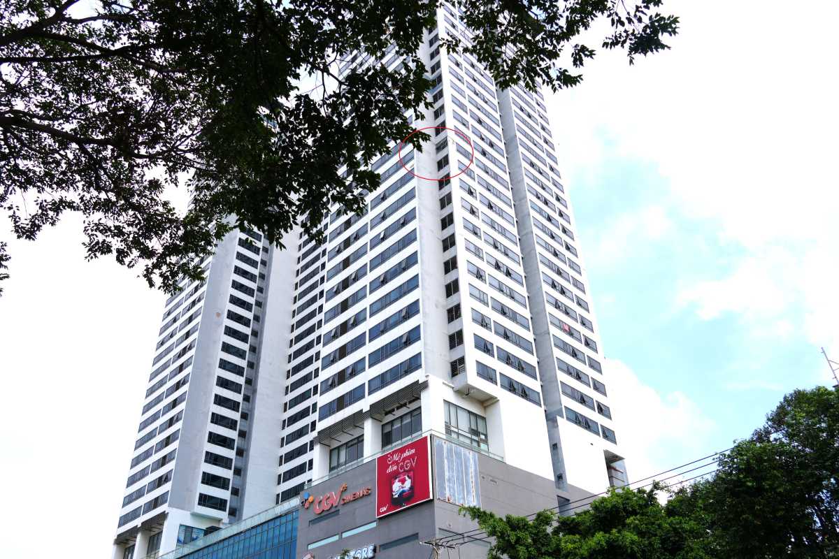 Lapen Center apartment building continues to experience peeling exterior walls on the 16th floor. Photo: Thanh An