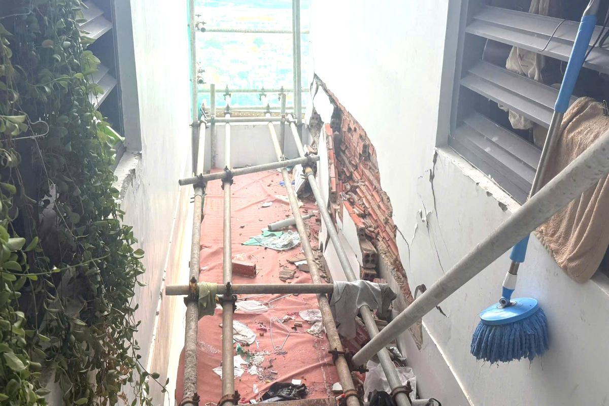 Vết bung nứt tường bao xảy ra vào tháng 7.2025 đến nay vẫn chưa được xử lý xong. Ảnh: Thành An