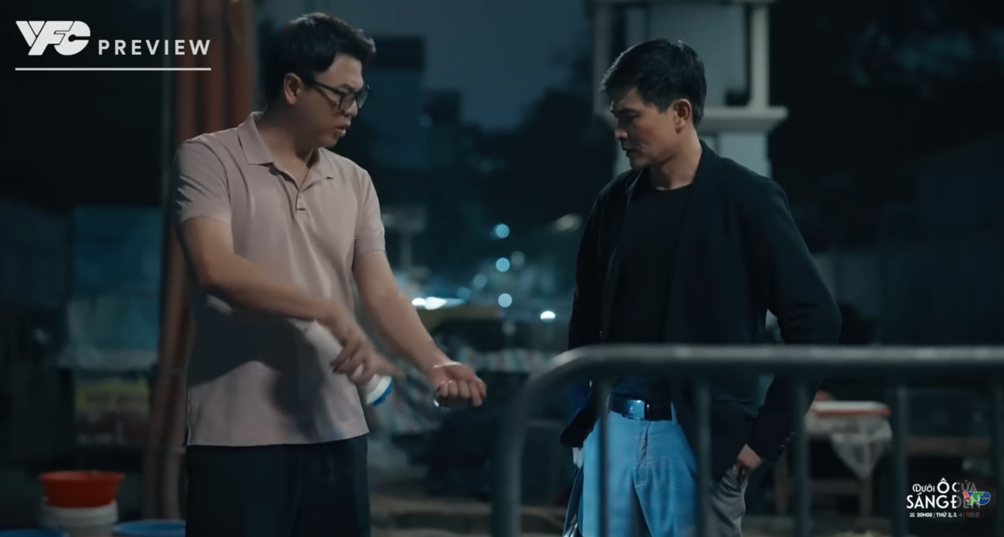 Tài hốt hoảng vì bà Phụng đi lạc. Ảnh: VFC.