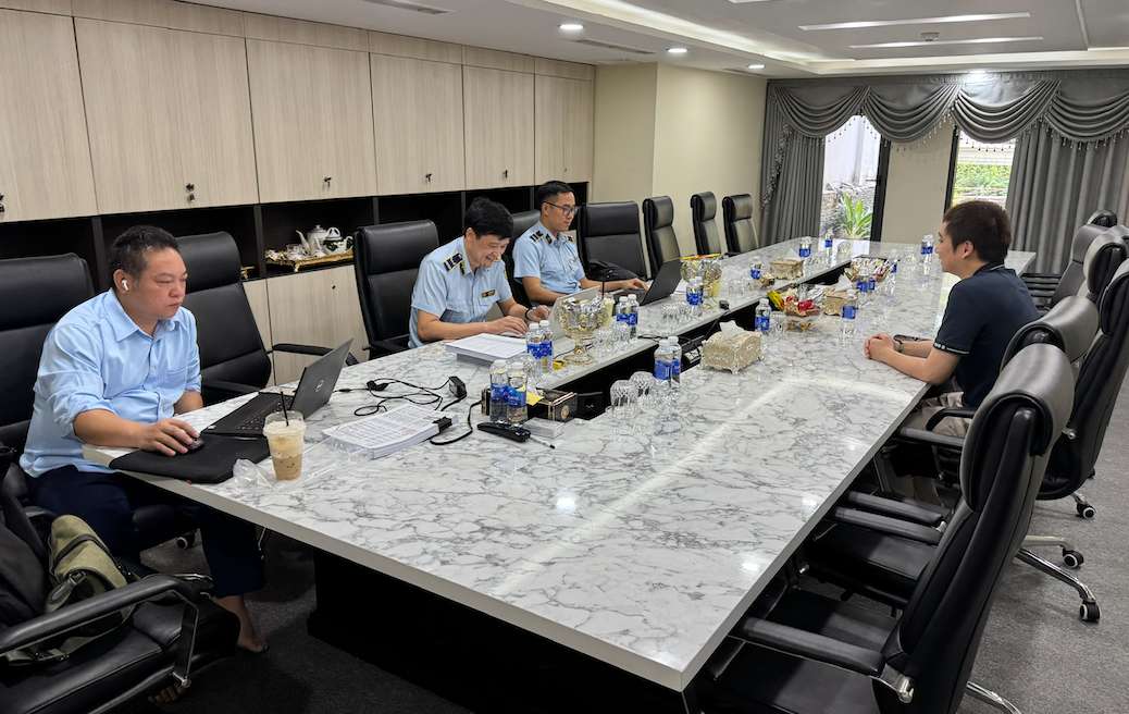 Đoàn đôn đốc công tác quản lý nhà nước và giám sát các thương nhân đầu mối trong thực hiện nguồn cung, dự trữ lưu thông xăng dầu làm việc tại Công ty TNHH Thương mại và Dịch vụ Long Hưng. Ảnh: BCT
