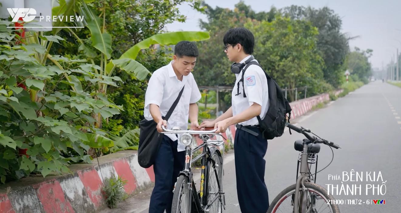 Cương luôn sẵn sàng giúp đỡ Khuê. Ảnh: VFC.