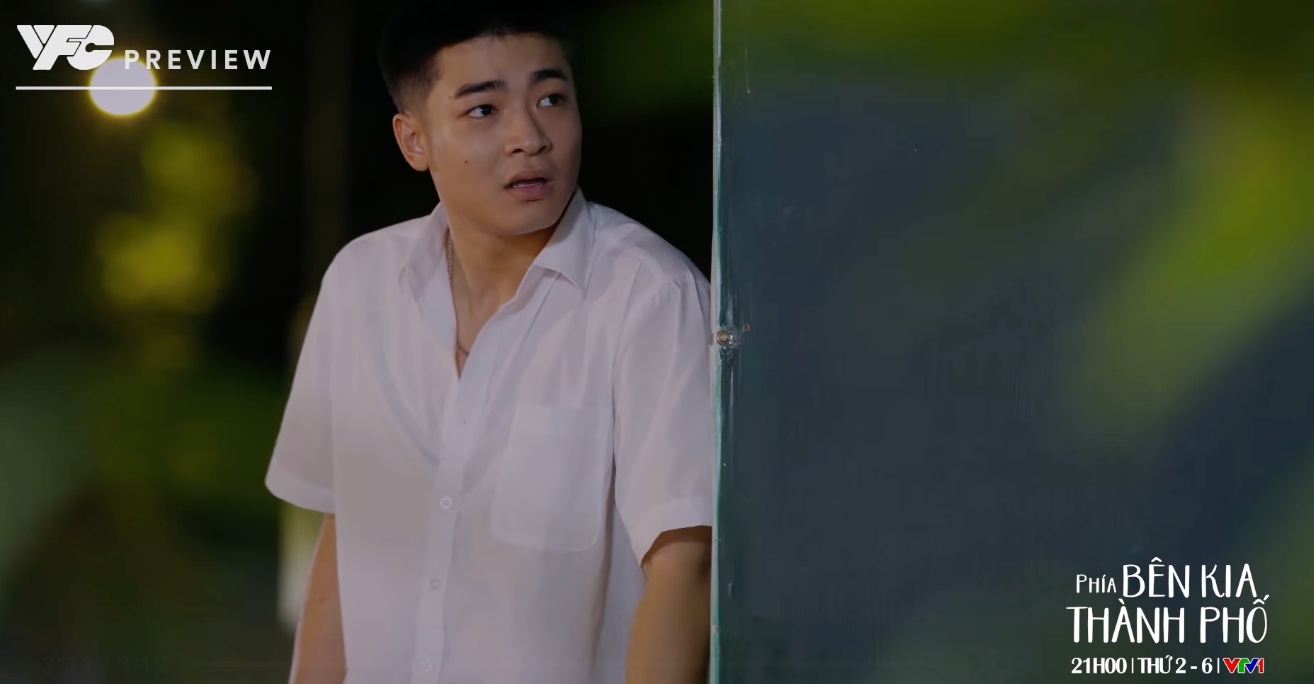 Khuê bị bắt nạt, Cương quyết trả thù giúp bạn trong tập 1 phim “Dưới ô cửa sáng đèn“. Ảnh: VFC.