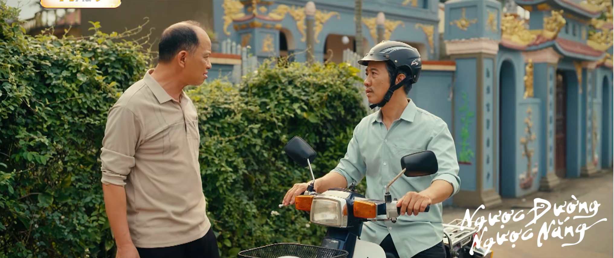 Ông Trực chặn xe đòi ông Phúc chỉ bí kíp làm hương gia truyền. Ảnh: VFC.