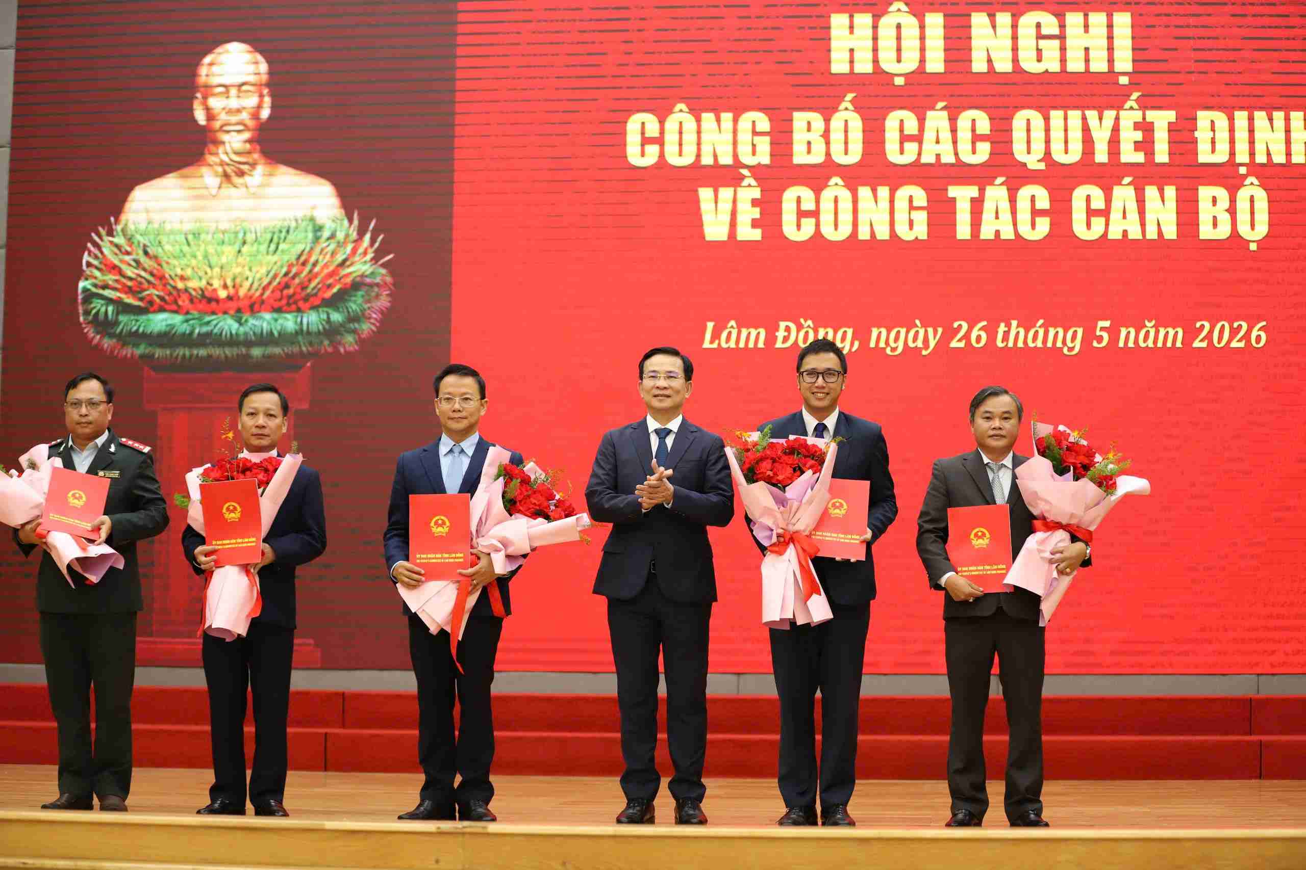Chủ tịch UBND tỉnh Lâm Đồng Hồ Văn Mười trao quyết định cho các cán bộ được điều động, bổ nhiệm. Ảnh: Phúc Khánh
