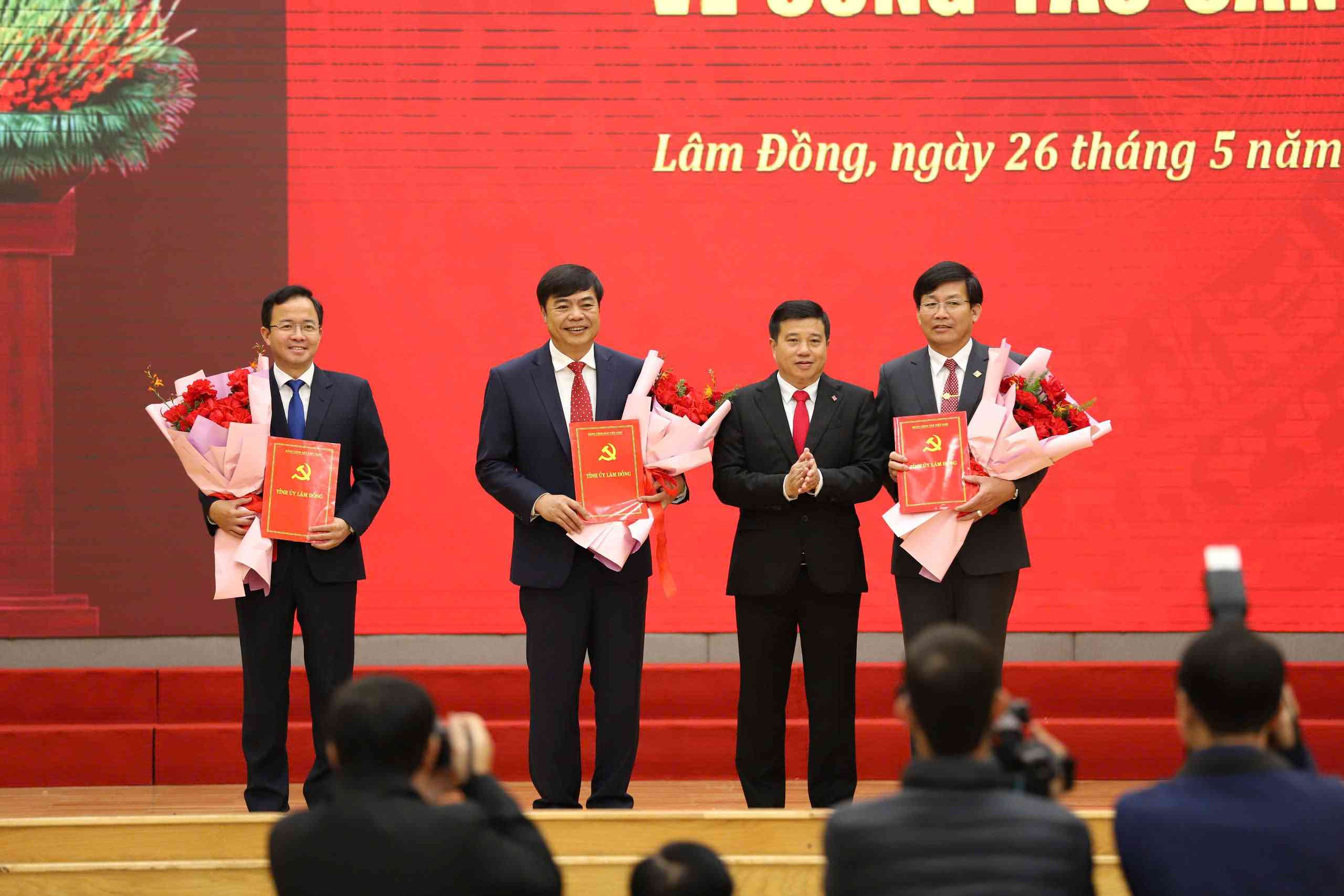 Secretary of the Lam Dong Provincial Party Committee Y Thanh Ha Nie Kdam presents decisions on transfer and appointment to officials. Photo: Phuc Khanh