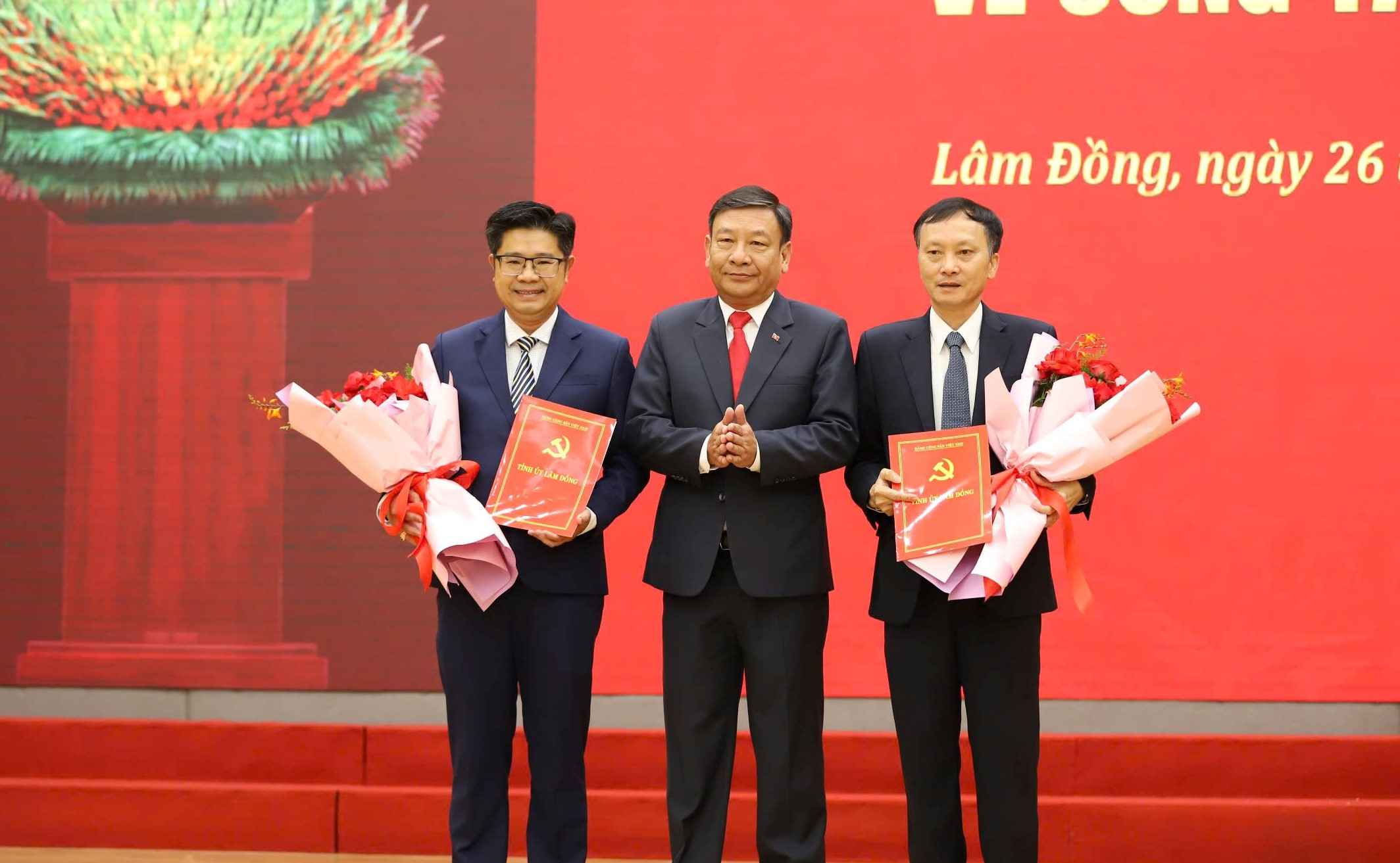 Phó Bí thư Tỉnh ủy Lâm Đồng Bùi Thắng trao quyết định cho các cán bộ. Ảnh: Phúc Khánh