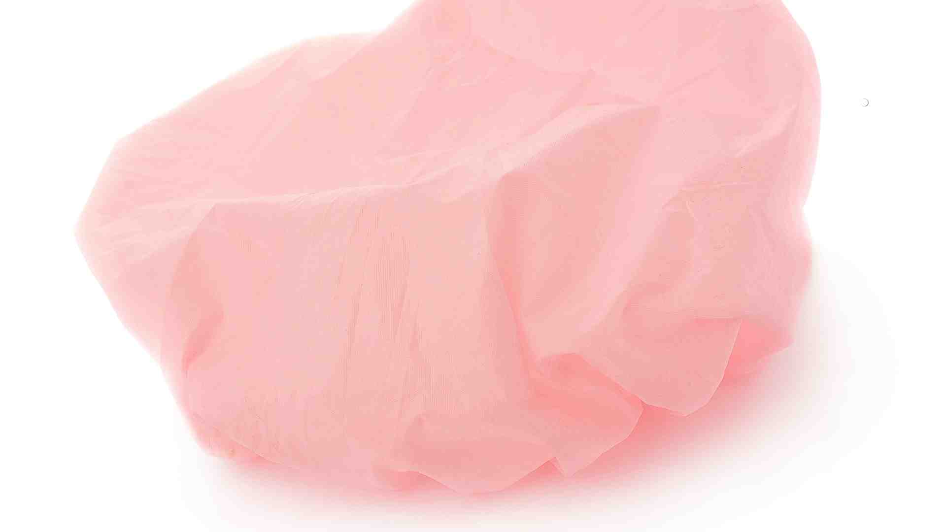 Nylon shower caps can be used to wrap suitcase wheels. Graphic photo: Huong Son