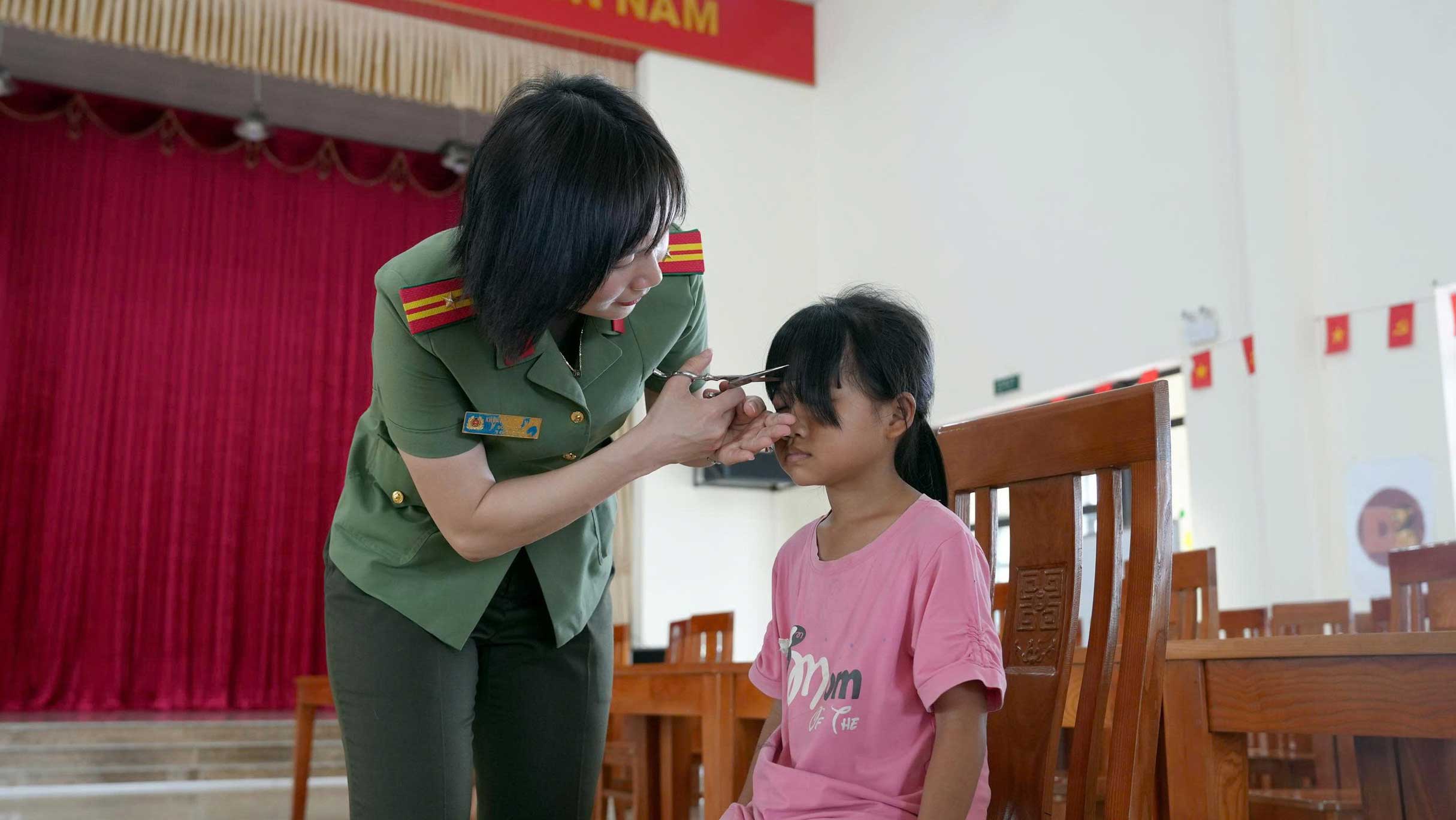 Lực lượng Công an tỉnh cắt tóc miễn phí cho trẻ em tại cơ sở bảo trợ xã hội. Ảnh: Công an tỉnh Lào Cai
