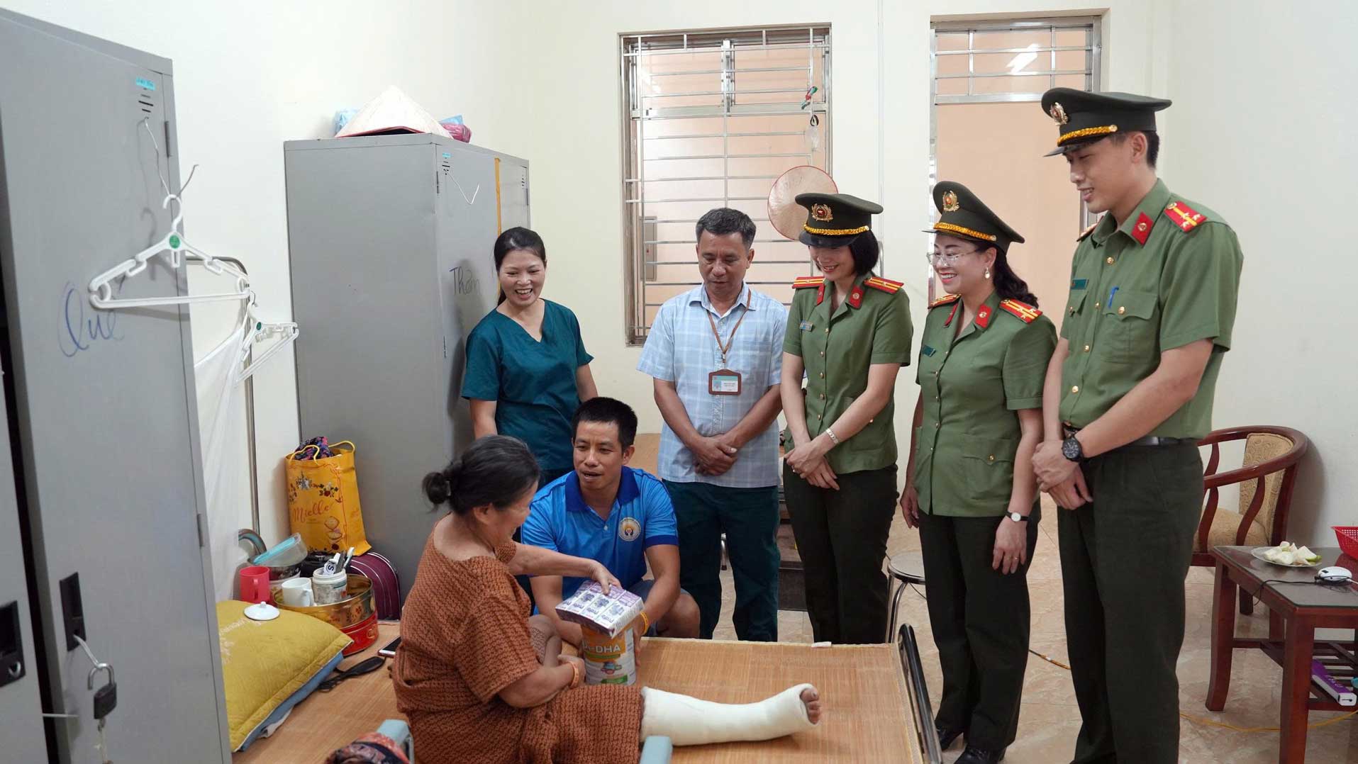 Tuổi trẻ Công an Lào Cai thăm hỏi, trao quà cho người có hoàn cảnh khó khăn tại cơ sở bảo trợ xã hội. Ảnh: Công an tỉnh Lào Cai