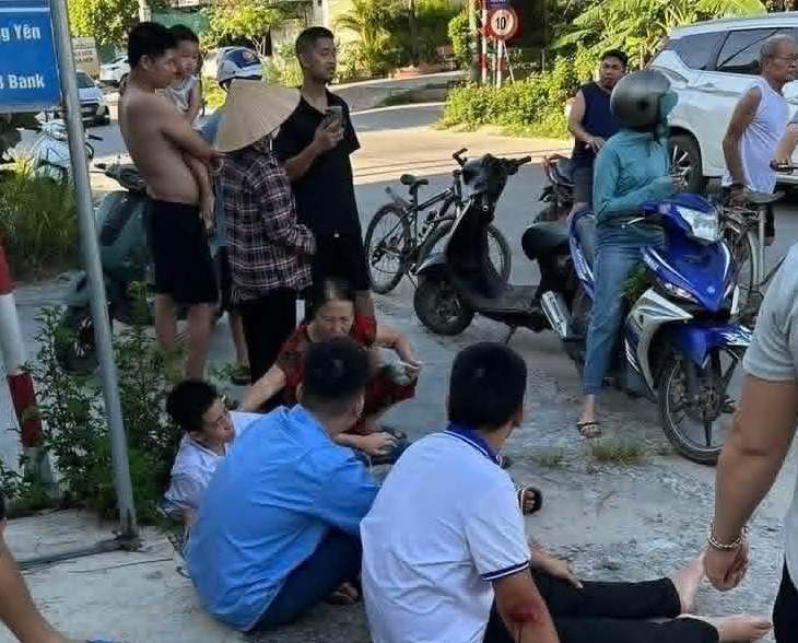 People support students after the car overturned in Hung Yen. Photo: People provided