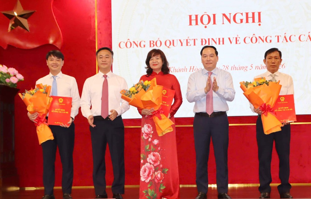 Lãnh đạo tỉnh Khánh Hòa tặng hoa và quyết định cho các cán bộ được điều động, bổ nhiệm. Ảnh: Hữu Long