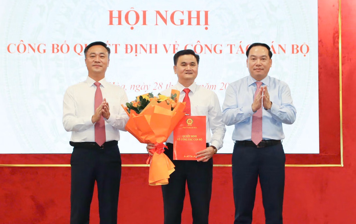 Leaders of Khanh Hoa province present the decision to appoint Mr. Vu Ngoc Duong as Director of the Department of Education and Training. Photo: Huu Long