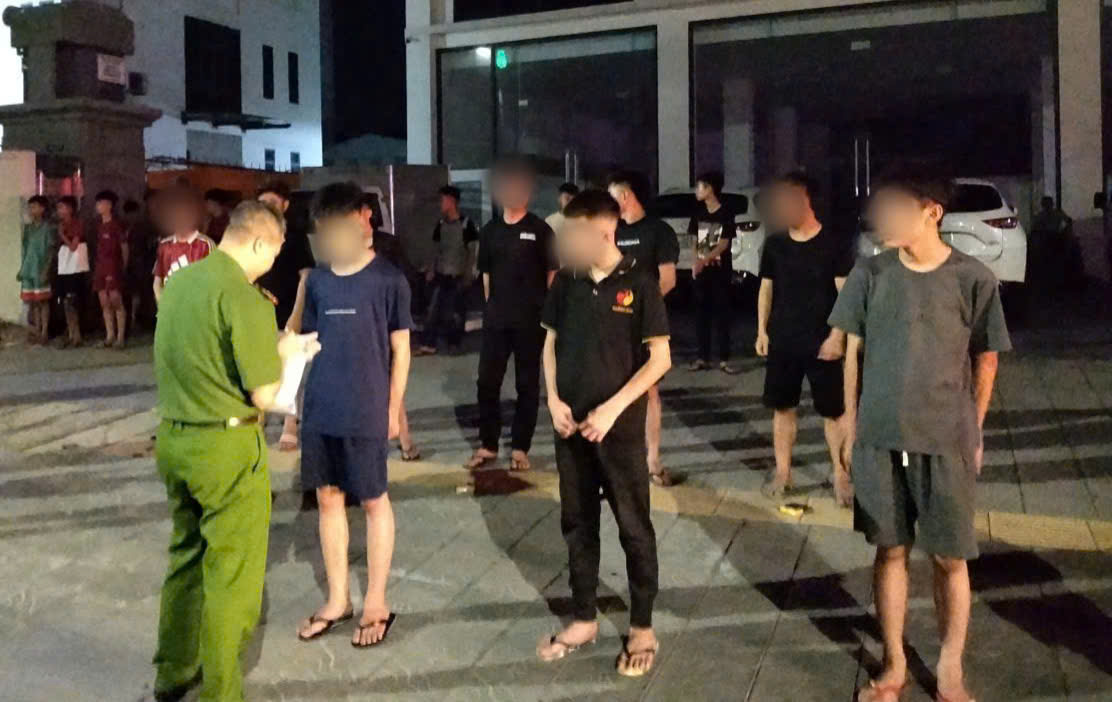 Lực lượng HP22 - Công an thành phố  bàn giao các trường hợp livestream, cổ vũ cho các nhóm đua xe cho Công an phường xử lý. Ảnh: Công an Hải Phòng