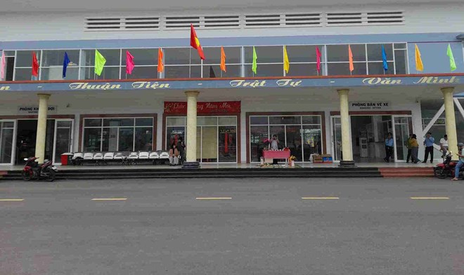 Công dân phản ánh nhân viên bến xe Nam Nha Trang xuất vé viết tay, không đóng dấu. Ảnh: Diên An