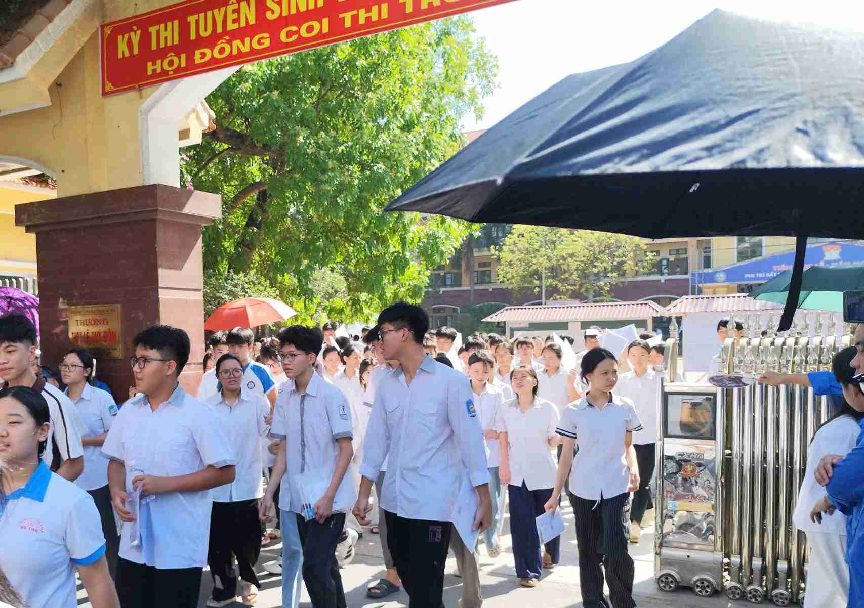 Hung Yen candidates are relaxed after 60 minutes of English. Photo: Hai Minh