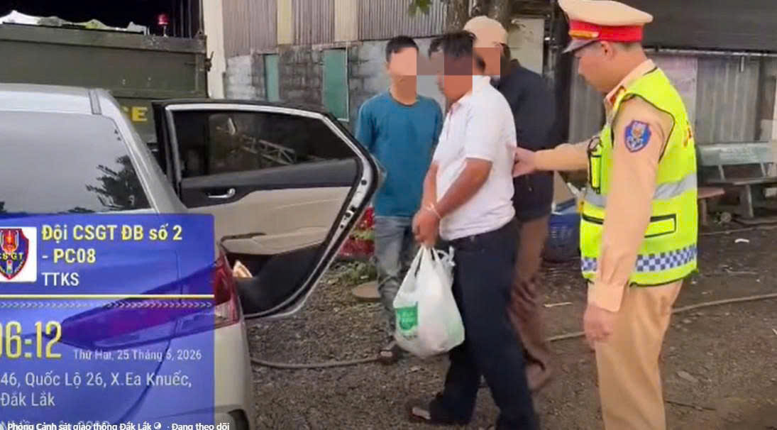 Traffic Police force supports Mr. K (white shirt) to return to the mental hospital for treatment. Photo: Police provided