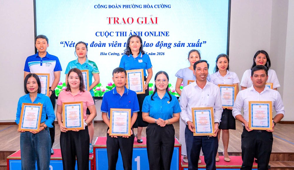 Hoa Cuong Ward Trade Union awards prizes to collectives and individuals who achieved excellent results at the 2026 Workers, Civil Servants and Laborers Sports Festival. Photo: Hoa Cuong Trade Union