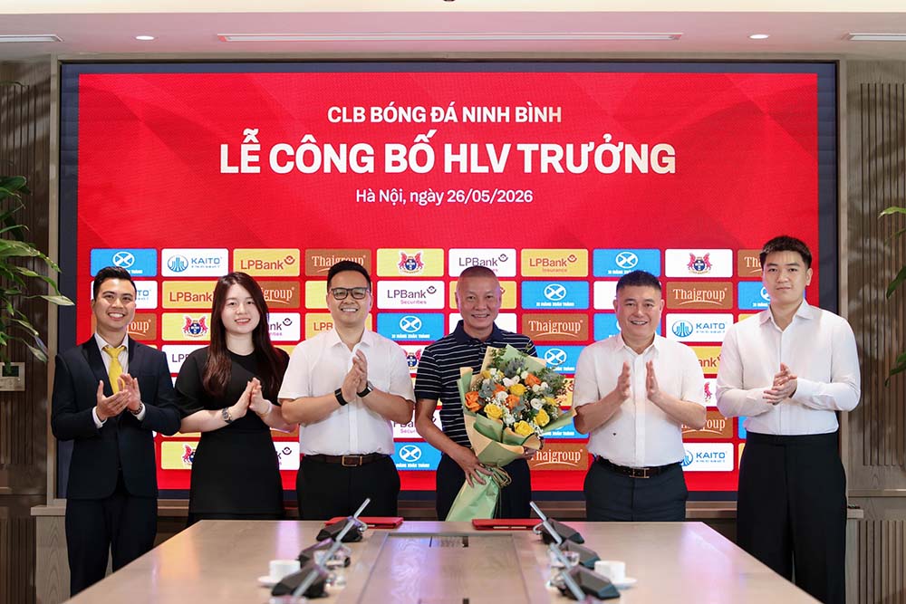 Coach Chu Dinh Nghiem officially joins Ninh Binh. Photo: Ninh Binh FC