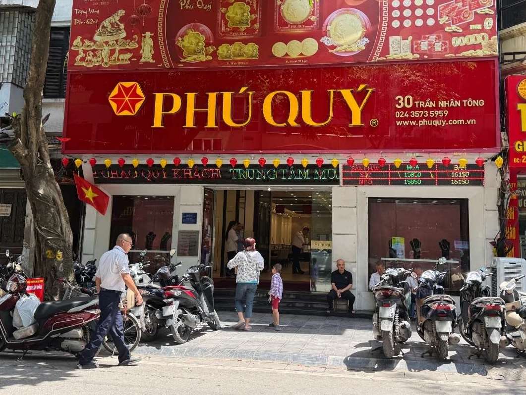 Thị trường vàng hạ nhiệt, nhiều cửa hàng tại Hà Nội không còn cảnh người dân xếp hàng dài chờ mua. Ảnh: Lệ Hà 